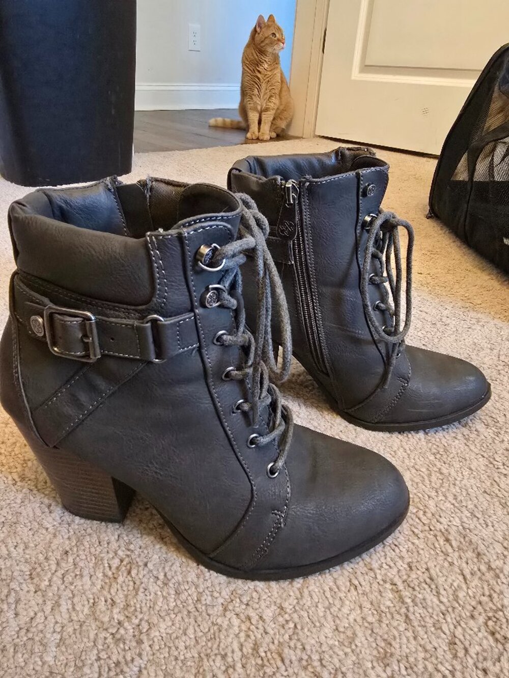 Daisy Fuentes grey heeled booties